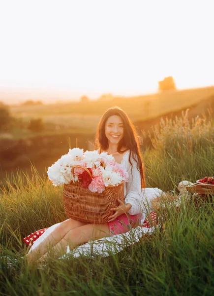 Счастливая Девушка Держит Корзину Белыми Розовыми Пионскими Цветами Позируя Закате — стоковое фото