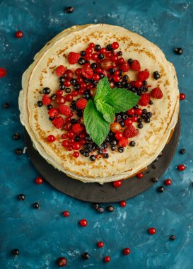 Turkuaz arka planda böğürtlenli krep. Üst görünüm.