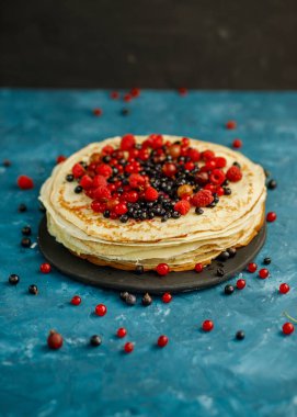 Böğürtlenli krep. Kahvaltıda. Tatlı ev yapımı krep yığını