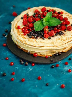 Naneli böğürtlenli krep. Kahvaltıda. Tatlı ev yapımı krep yığını