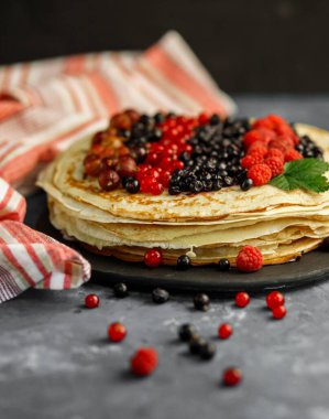 Krep. Berry reçel ile tepesinde krep yığını. Kahvaltı.