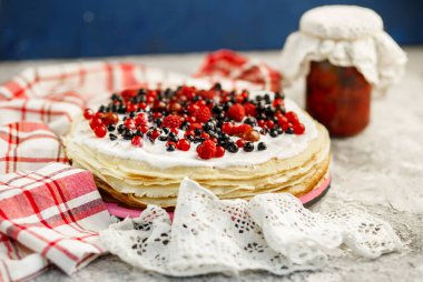 Taze reçelli ev yapımı gözleme ve mavi kırsal masada böğürtlen. Üst manzara, düz yatak, seçici odaklanma. Ülke usulü organik kahvaltı.