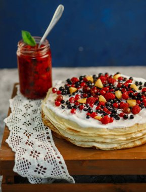 Taze reçelli ev yapımı gözleme ve mavi kırsal masada böğürtlen. Üst manzara, düz yatak, seçici odaklanma. Ülke usulü organik kahvaltı.