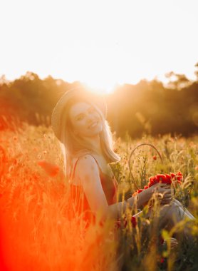 Hasır şapkalı sarı saçlı çekici kız haşhaş tarlasında poz veriyor..