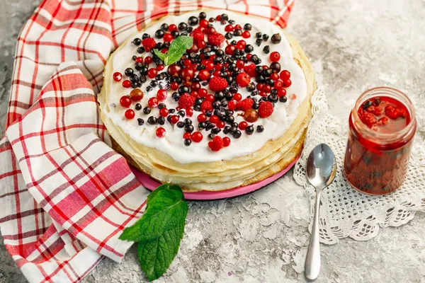 Böğürtlenli krep. Kahvaltıda. Tatlı ev yapımı krep yığını