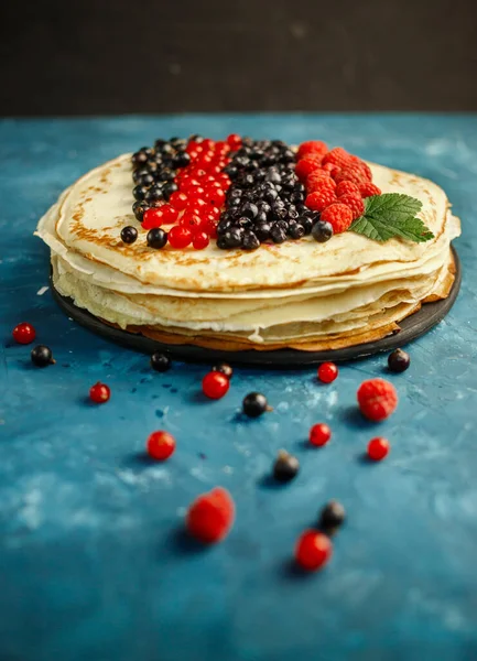 Böğürtlenli krep. Kahvaltıda. Tatlı ev yapımı krep yığını