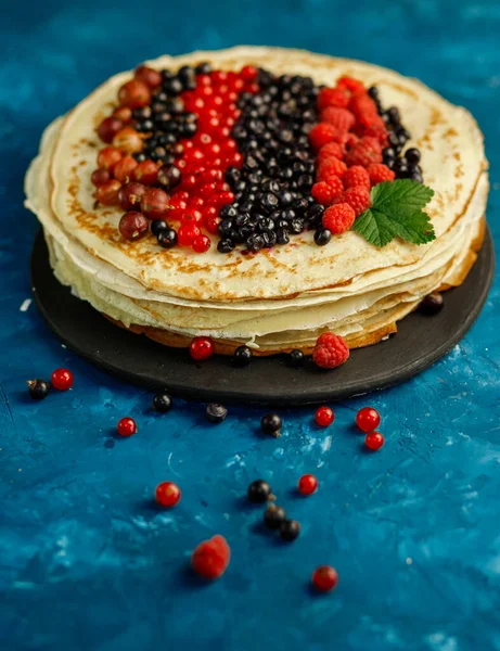 Kahvaltı için böğürtlenli nefis ev yapımı krepler. Sabah yemeği.