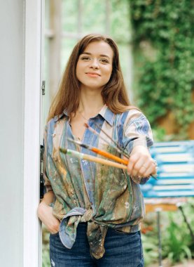 Genç bir kız sanatçı. Botanik bahçesinde yaratıcı işlem.