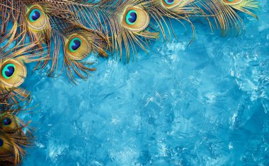 Mavi arka planda tavus kuşu tüyleri