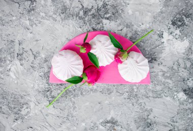 Tatlı. Gri arkaplanda çiçeklerle süslenmiş pembe şekerlemeler..