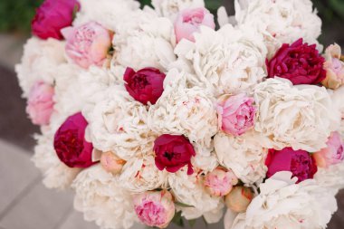 Pembe ve beyaz şakayıkların karışımı. Bir buket taze çiçek.