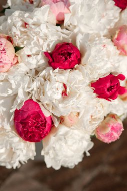 Pembe ve beyaz şakayıkların inanılmaz bir karışımı. Bir buket taze çiçek.