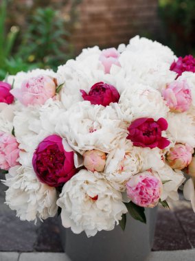 Pembe ve beyaz şakayıkların inanılmaz bir karışımı. Bir buket taze çiçek.