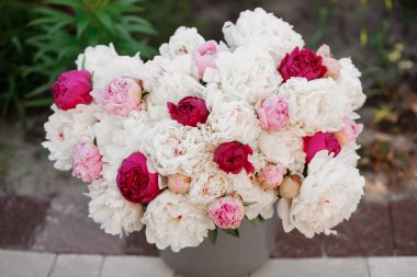 Pembe ve beyaz şakayıkların inanılmaz bir karışımı. Bir buket taze çiçek.