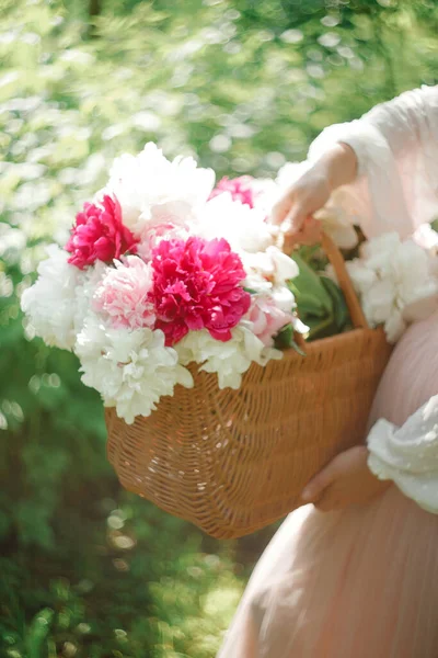 Boho Lány Kezében Rózsaszín Bazsarózsa Szalmakosárban Stílusos Hipster Bohém Virágos — Stock Fotó