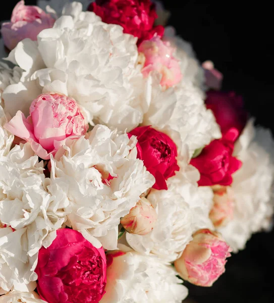 Pembe ve beyaz şakayıkların inanılmaz bir karışımı. Bir buket taze çiçek.