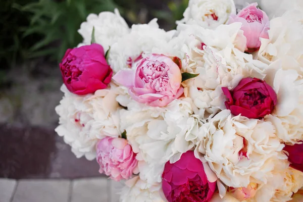 Fantastisk Blandning Rosa Och Vita Pioner Bukett Med Färska Blommor — Stockfoto