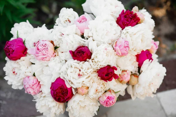 Fantastisk Blandning Rosa Och Vita Pioner Bukett Med Färska Blommor — Stockfoto