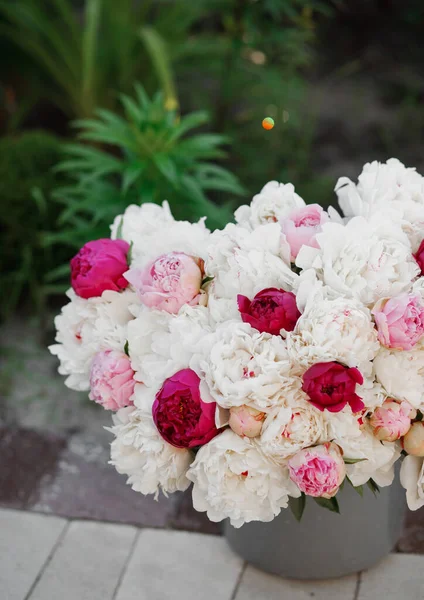 Pembe ve beyaz şakayıkların inanılmaz bir karışımı. Bir buket taze çiçek.