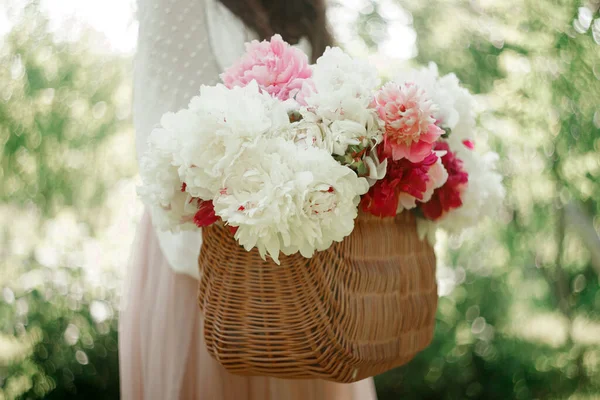 Boho Meisje Met Roze Pioenrozen Stro Mand Stijlvolle Hipster Vrouw — Stockfoto