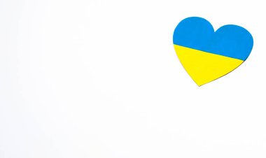 Ukrayna kavramına bayılıyorum. Kalp şeklinde eller Ukrayna bayrağı renginde boyanır - sarı ve mavi. Seçici odaklanma. Ukrayna Bağımsızlık Günü, bayrak