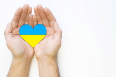 Ukrayna 'daki savaşı bitirme kavramı. Ukrayna bayrağının renkleri erkeklerin ellerinde