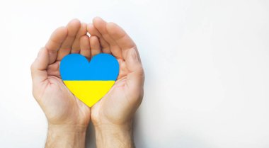Ukrayna 'daki savaşı bitirme kavramı. Ukrayna bayrağının renkleri erkeklerin ellerinde