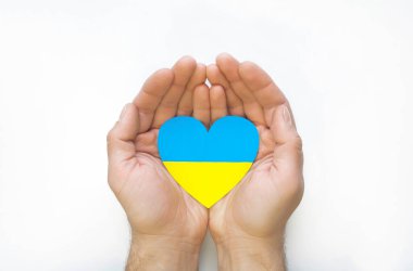 Ukrayna 'daki savaşı bitirme kavramı. Ukrayna bayrağının renkleri erkeklerin ellerinde