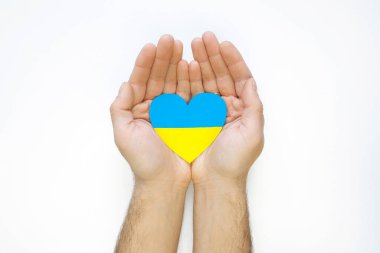 Ukrayna 'daki savaşı bitirme kavramı. Ukrayna bayrağının renkleri erkeklerin ellerinde