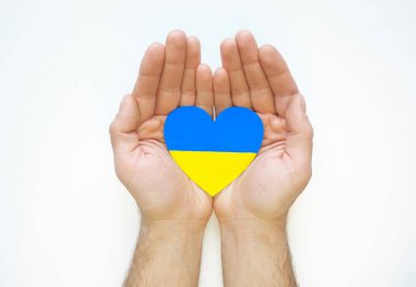 Ukrayna 'daki savaşı bitirme kavramı. Ukrayna bayrağının renkleri erkeklerin ellerinde