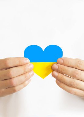 Ukrayna kavramına bayılıyorum. Kalp şeklinde eller Ukrayna bayrağı renginde boyanır - sarı ve mavi. Seçici odaklanma. Ukrayna Bağımsızlık Günü, bayrak