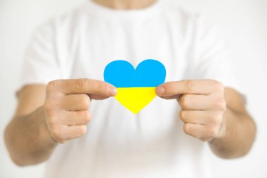 Ukrayna kavramına bayılıyorum. Kalp şeklinde eller Ukrayna bayrağı renginde boyanır - sarı ve mavi. Seçici odaklanma. Ukrayna Bağımsızlık Günü, bayrak