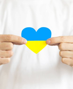 Ukrayna kavramına bayılıyorum. Kalp şeklinde eller Ukrayna bayrağı renginde boyanır - sarı ve mavi. Seçici odaklanma. Ukrayna Bağımsızlık Günü, bayrak