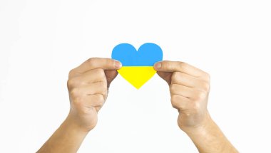 Ukrayna 'daki savaşı bitirme kavramı. Ukrayna bayrağının renkleri erkeklerin ellerinde