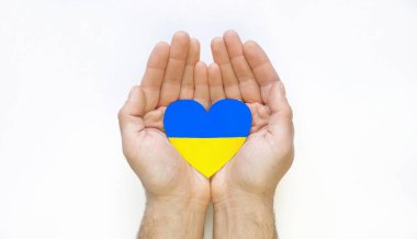 Ukrayna 'daki savaşı bitirme kavramı. Ukrayna bayrağının renkleri erkeklerin ellerinde