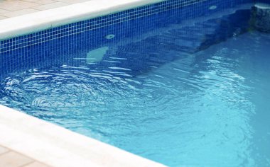 Mavi havuz küçük mozaiklerle kaplı.