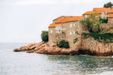 Sahil manzarası ve St. Stephen adası