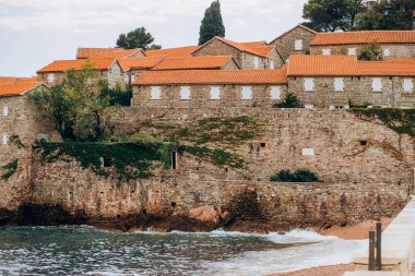 Sahil manzarası ve St. Stephen adası