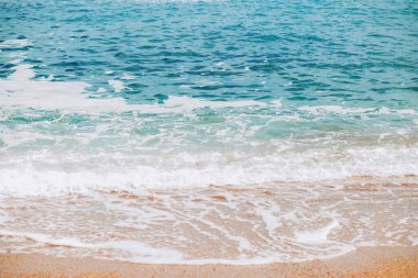 Kumsal, dalgalar kıyıya vurur