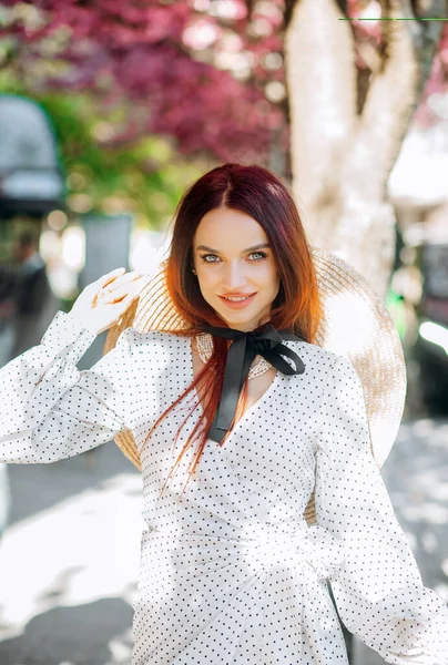 Mooi Jong Meisje Met Lang Rood Haar Geniet Van Schoonheid — Stockfoto