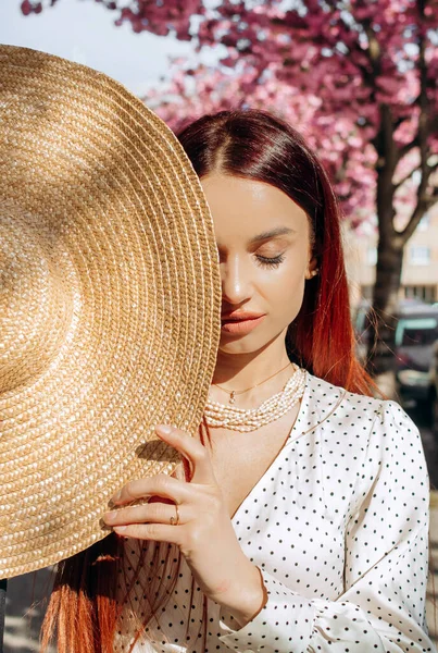 Retrato Una Mujer Joven Con Sombrero Que Cubre Parte Cara —  Fotos de Stock