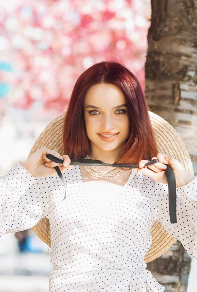 Schöne Frau Mit Blühendem Sakura Baum Sonnigen Tag — Stockfoto