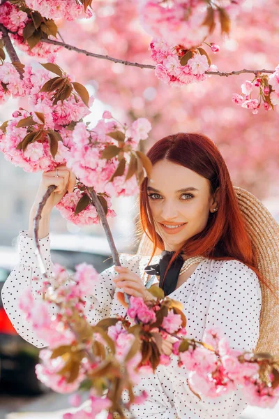 Mooie Vrouw Met Bloeiende Sakura Boom Zonnige Dag — Stockfoto