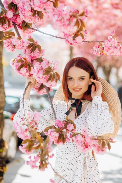 Hermosa Joven Con Pelo Rojo Largo Disfruta Belleza Naturaleza Primavera —  Fotos de Stock