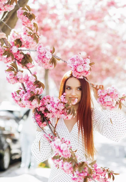 Retrato Una Joven Pelirroja Sobre Fondo Floreciente Sakura Primavera —  Fotos de Stock