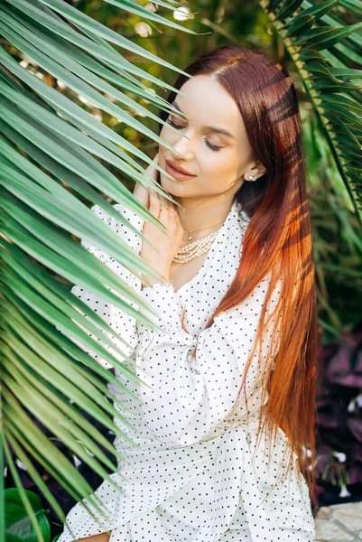 Primer Plano Retrato Belleza Una Hermosa Mujer Cubriendo Mitad Cara —  Fotos de Stock