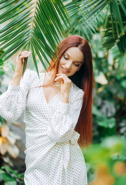 Feliz Joven Mujer Caminando Jardín Tropical Vestido Blanco Disfrutando Naturaleza —  Fotos de Stock