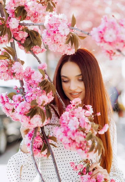 Jong Meisje Met Lang Rood Haar Geniet Van Schoonheid Van — Stockfoto