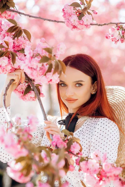 Portrét Mladé Rusovlasé Ženy Pozadí Kvetoucího Jarního Sakura — Stock fotografie