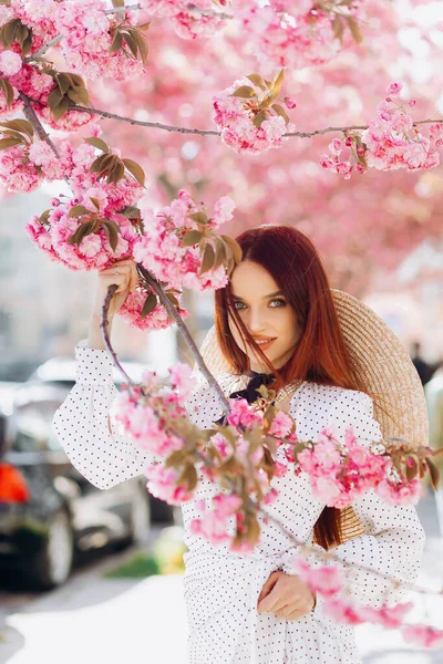 Porträtt Ung Rödhårig Kvinna Bakgrund Blommande Våren Sakura — Stockfoto
